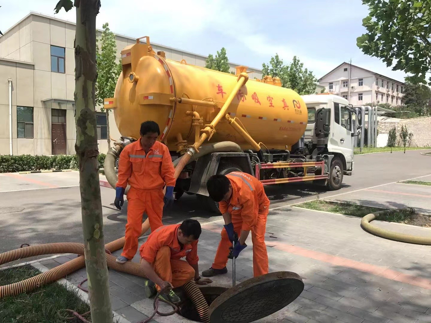 石棉管道疏通车停在窨井附近