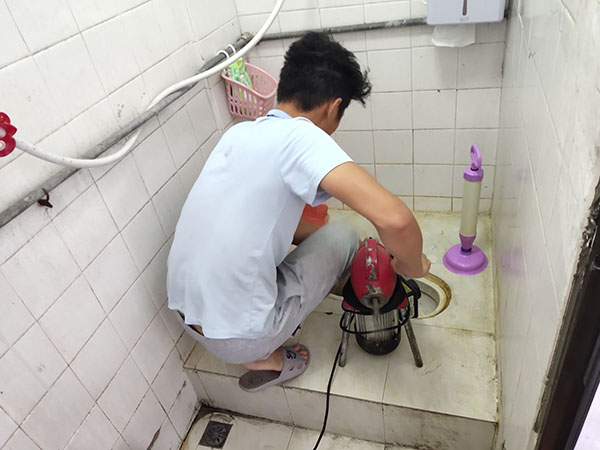 石棉管道堵塞冒臭气 专业师傅现场解决问题