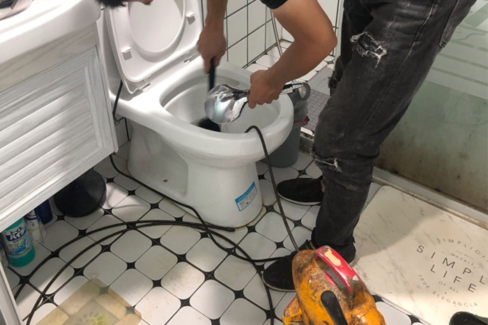 石棉马桶堵塞自己疏通还是找师傅?专业上门服务让你省时更省心